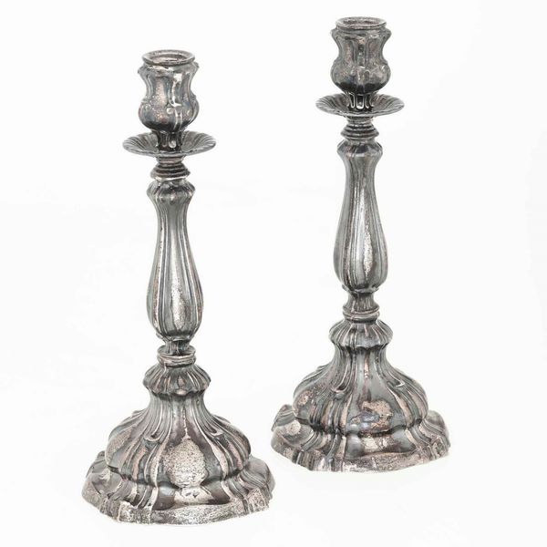 Coppia di candelieri in argento. Argenteria italiana del XX secolo. Argentiere Castaudi & Gautero, Vercelli  - Asta Argenti - Associazione Nazionale - Case d'Asta italiane