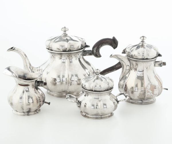 Servizio da tè e caffè. Argenteria italiana del XX secolo, marchio con fascio littorio in uso dal 1935 al 1945  - Asta Argenti - Associazione Nazionale - Case d'Asta italiane