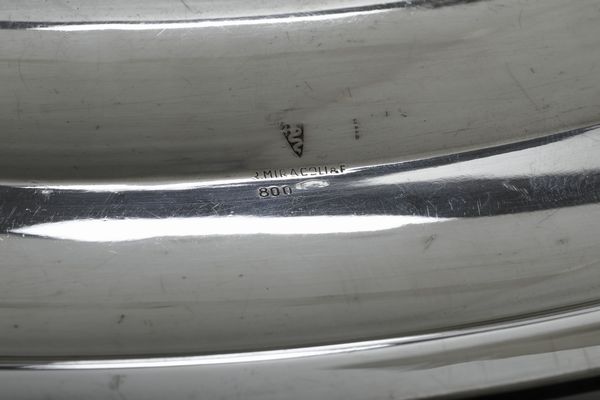 Due piatti diversi. Argenteria milanese del XX secolo. Argentiere Miracoli  - Asta Argenti - Associazione Nazionale - Case d'Asta italiane