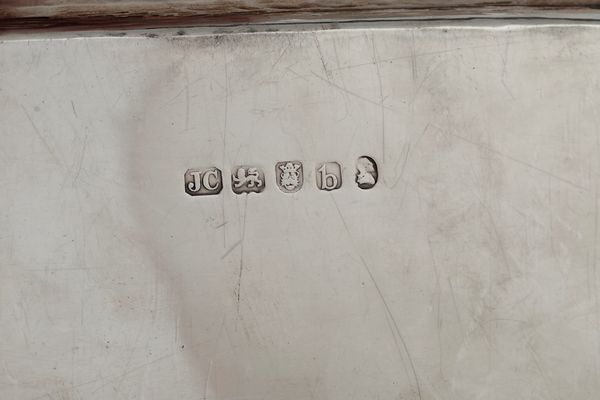 Vassoio. Argento sterling fuso, sagomato e cesellato. Bollo della città di Londra per l'anno 1817 e dell'argentiere John crouch  - Asta Argenti - Associazione Nazionale - Case d'Asta italiane