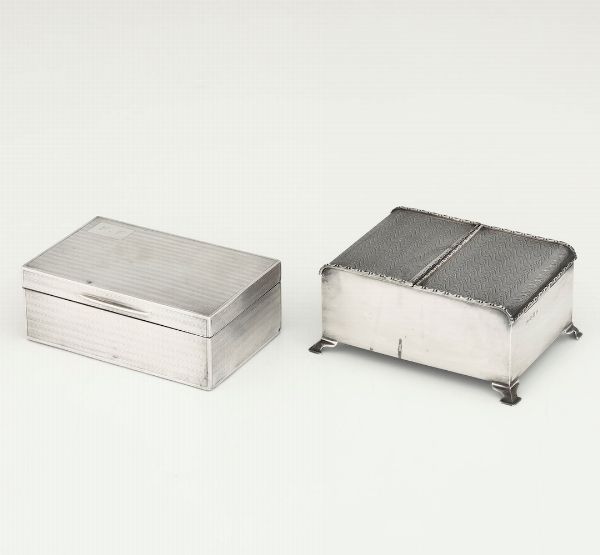 Due cofanetti. Argento fuso, sbalzato e cesellato. Uno Birmingham 1934 (argentiere non identificato) e uno Londra 1886 (argentiere non identificato)  - Asta Argenti - Associazione Nazionale - Case d'Asta italiane