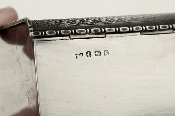 Due cofanetti. Argento fuso, sbalzato e cesellato. Uno Birmingham 1934 (argentiere non identificato) e uno Londra 1886 (argentiere non identificato)  - Asta Argenti - Associazione Nazionale - Case d'Asta italiane