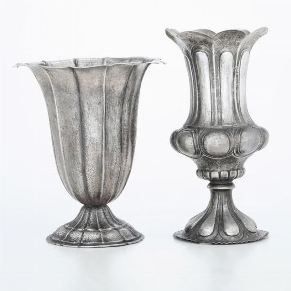 ﻿﻿﻿Due vasi diversi. Differenti manifatture italiane del XX secolo  - Asta Argenti - Associazione Nazionale - Case d'Asta italiane