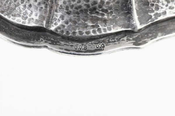 ﻿﻿﻿Due vasi diversi. Differenti manifatture italiane del XX secolo  - Asta Argenti - Associazione Nazionale - Case d'Asta italiane