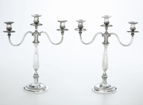 Coppia di candelabri. Argenteria toscana del XX secolo, argentiere Giacomo Greinschgl, Firenze  - Asta Argenti - Associazione Nazionale - Case d'Asta italiane