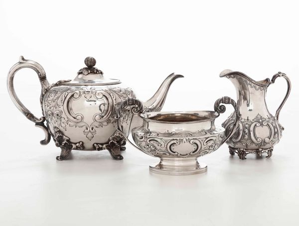 Zuccheriera e latitera. Argento fuso, sbalzato e cesellato. Zuccheriera Londra 1827 argentiere William Eley II e lattiera Inghilterra XX secolo (senza bollatura)  - Asta Argenti - Associazione Nazionale - Case d'Asta italiane