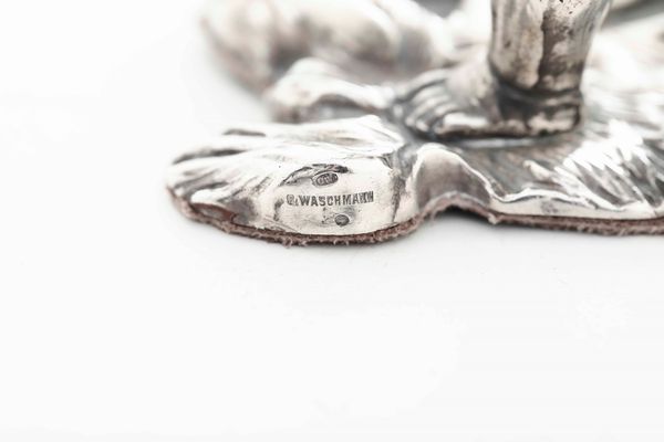 Coppia di candelieri in argento fuso, sbalzato e cesellato. Europa centrale XX secolo. Argentiere C. Waschmann. Marchio d'importazione francese  - Asta Argenti - Associazione Nazionale - Case d'Asta italiane