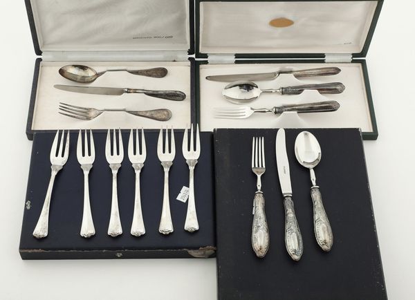 Lotto composto da quattro custodie contenenti posate varie. Argenteria italiana del XX secolo  - Asta Argenti - Associazione Nazionale - Case d'Asta italiane