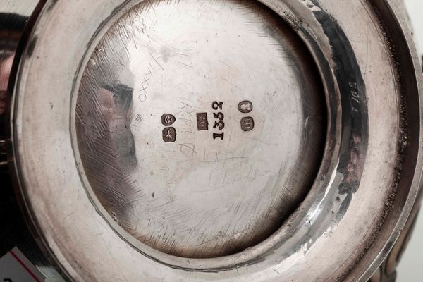 Zuccheriera e latitera. Argento fuso, sbalzato e cesellato. Zuccheriera Londra 1827 argentiere William Eley II e lattiera Inghilterra XX secolo (senza bollatura)  - Asta Argenti - Associazione Nazionale - Case d'Asta italiane