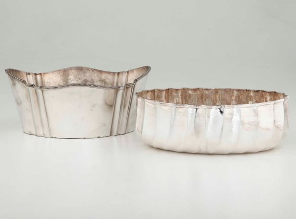 Lotto di due bacili, uno in argento, Argenteria veneta del XX-XXI secolo e l'altro in metallo argentato (Royal House)  - Asta Argenti - Associazione Nazionale - Case d'Asta italiane