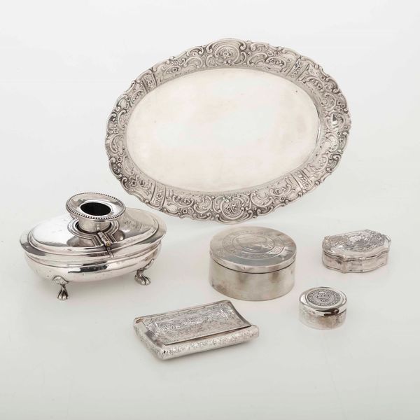 Lotto in argento composto da quattro scatole con coperchio e un vassoio. Differenti epoche e manifatture  - Asta Argenti - Associazione Nazionale - Case d'Asta italiane