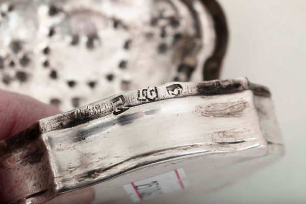 Lotto in argento composto da quattro scatole con coperchio e un vassoio. Differenti epoche e manifatture  - Asta Argenti - Associazione Nazionale - Case d'Asta italiane