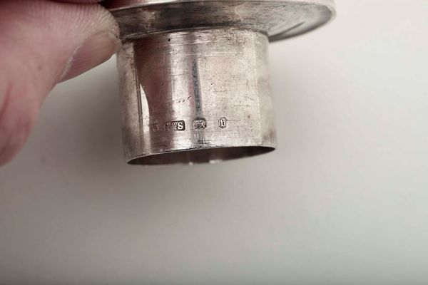 Lotto in argento composto da quattro scatole con coperchio e un vassoio. Differenti epoche e manifatture  - Asta Argenti - Associazione Nazionale - Case d'Asta italiane