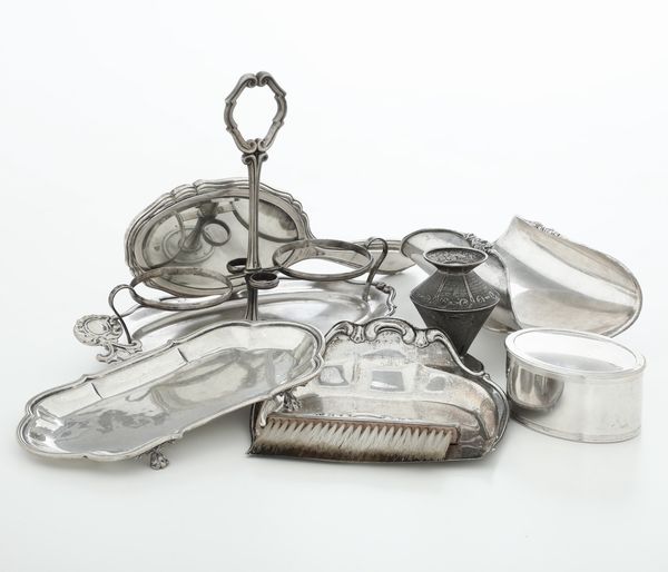 Lotto composto da oliera, due portabiglietti diversi, raccoglibriciole, specchio, scatoletta e piccolo vasetto in argento. XX secolo  - Asta Argenti - Associazione Nazionale - Case d'Asta italiane