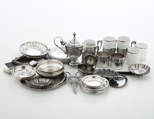 Lotto composto da diversi oggetti in argento, sei portatazzine con piattino (una tazzina mancante)una compostiera, piattini e oggetti vari  - Asta Argenti - Associazione Nazionale - Case d'Asta italiane