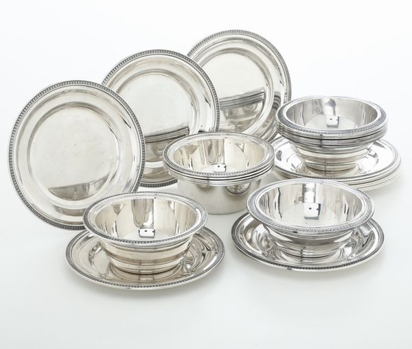 Insieme di 12 lavadita con piattini. Argenteria veneta del XX secolo, argentiere Rino Greggio, Padova<BR>  - Asta Argenti - Associazione Nazionale - Case d'Asta italiane