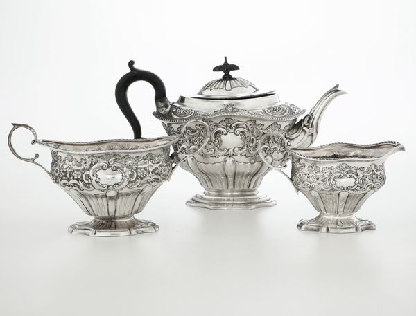 Teiera, lattiera e biscottiera. Londra 1896 e 1899  - Asta Argenti - Associazione Nazionale - Case d'Asta italiane