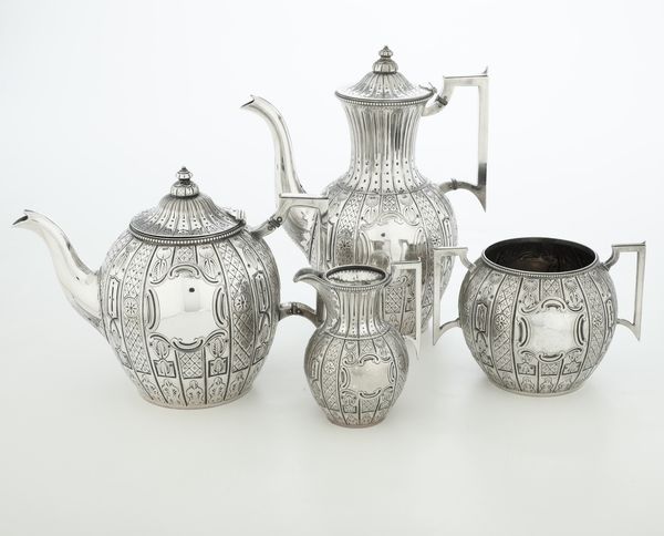 Servizio da tè e caffè in metallo argentato. Inghilterra XX secolo  - Asta Argenti - Associazione Nazionale - Case d'Asta italiane