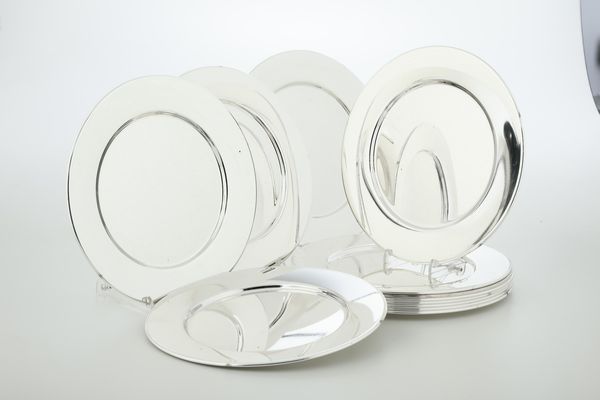 12 piatti in metallo argentato  - Asta Argenti - Associazione Nazionale - Case d'Asta italiane