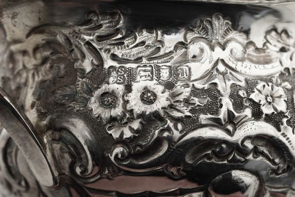 Teiera, lattiera e biscottiera. Londra 1896 e 1899  - Asta Argenti - Associazione Nazionale - Case d'Asta italiane