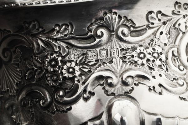 Teiera, lattiera e biscottiera. Londra 1896 e 1899  - Asta Argenti - Associazione Nazionale - Case d'Asta italiane