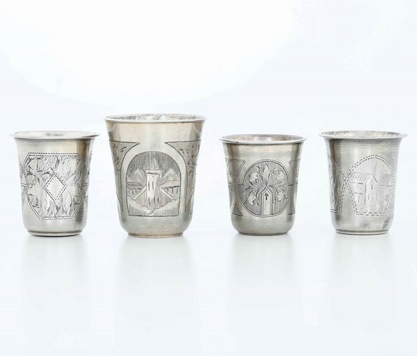 Quattro bicchieri. Argento fuso, sbalzato e cesellato. Russia fine XIX secolo, differenti manifatture  - Asta Argenti - Associazione Nazionale - Case d'Asta italiane