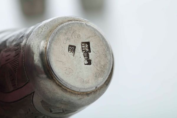 Quattro bicchieri. Argento fuso, sbalzato e cesellato. Russia fine XIX secolo, differenti manifatture  - Asta Argenti - Associazione Nazionale - Case d'Asta italiane