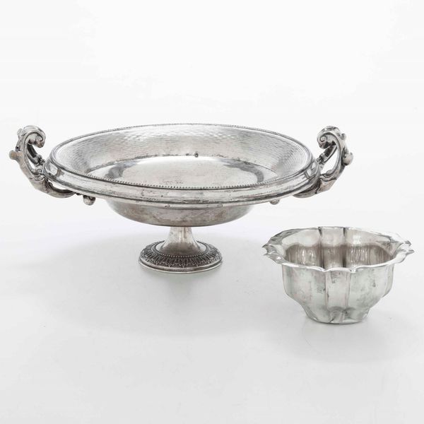 Lotto composto da alzata biansata e ciotola sagomata. Argento fuso, sbalzato e cesellato. Impero austro ungarico XIX secolo  - Asta Argenti - Associazione Nazionale - Case d'Asta italiane