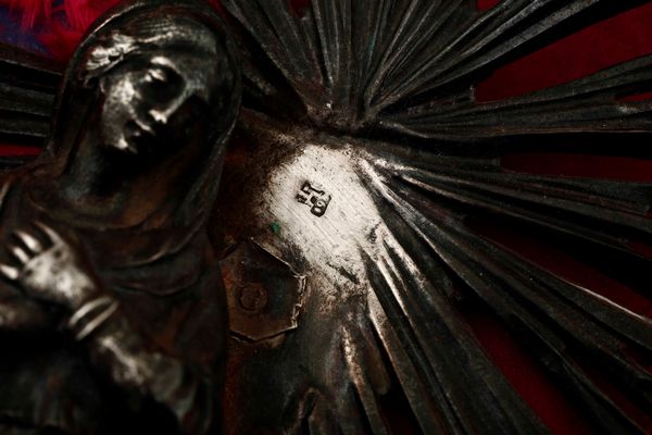 Acquasantiera in lamina d'argento raffigurante la Vergine Immacolata. Genova punzoni della Torretta per l'anno 898  - Asta Argenti - Associazione Nazionale - Case d'Asta italiane