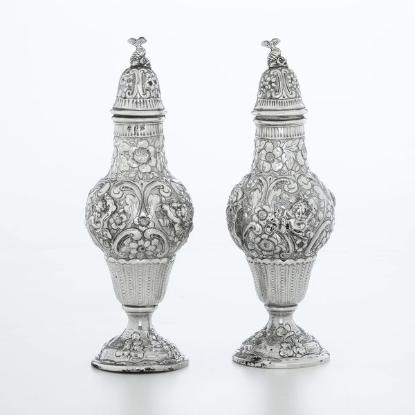 Coppia di flaconi. Probabilmente Hanau XIX-XX secolo  - Asta Argenti - Associazione Nazionale - Case d'Asta italiane