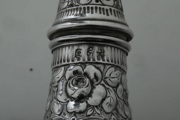 Coppia di flaconi. Probabilmente Hanau XIX-XX secolo  - Asta Argenti - Associazione Nazionale - Case d'Asta italiane