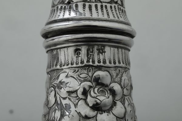 Coppia di flaconi. Probabilmente Hanau XIX-XX secolo  - Asta Argenti - Associazione Nazionale - Case d'Asta italiane