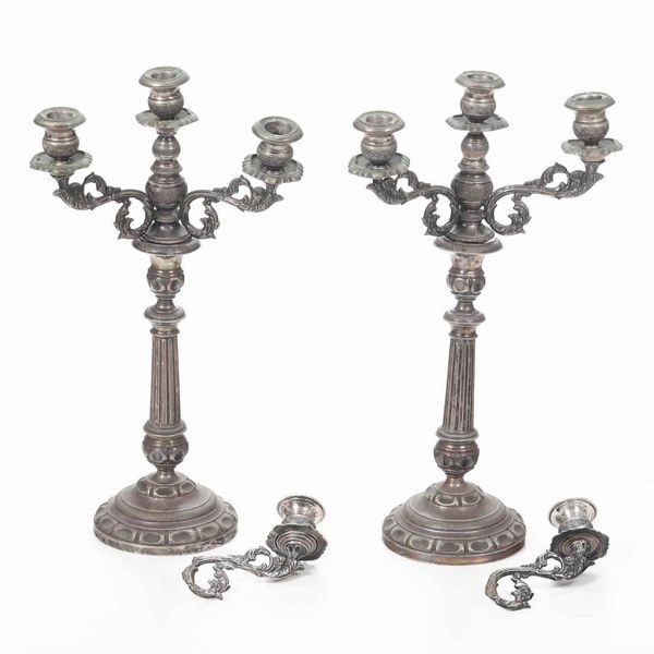 Coppia di candelabri a tre bracci in argento fuso e cesellato. Genova XIX secolo. Marchio con croce mauriziana  - Asta Argenti - Associazione Nazionale - Case d'Asta italiane