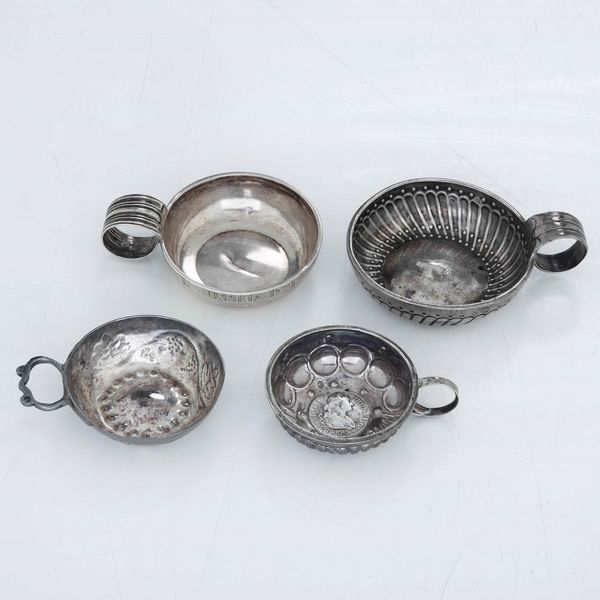 Quattro tastevin. Argento fuso e sbalzato. Manifatture diverse, XIX-XX secolo  - Asta Argenti - Associazione Nazionale - Case d'Asta italiane