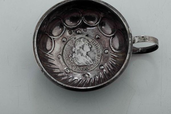 Quattro tastevin. Argento fuso e sbalzato. Manifatture diverse, XIX-XX secolo  - Asta Argenti - Associazione Nazionale - Case d'Asta italiane