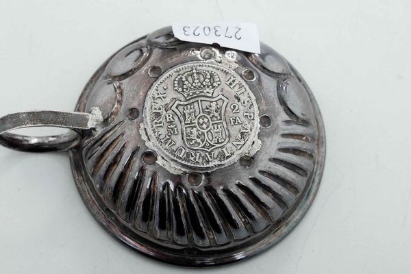 Quattro tastevin. Argento fuso e sbalzato. Manifatture diverse, XIX-XX secolo  - Asta Argenti - Associazione Nazionale - Case d'Asta italiane