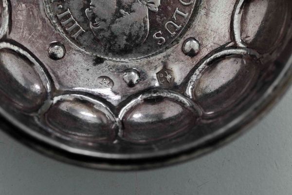 Quattro tastevin. Argento fuso e sbalzato. Manifatture diverse, XIX-XX secolo  - Asta Argenti - Associazione Nazionale - Case d'Asta italiane