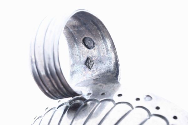 Quattro tastevin. Argento fuso e sbalzato. Manifatture diverse, XIX-XX secolo  - Asta Argenti - Associazione Nazionale - Case d'Asta italiane