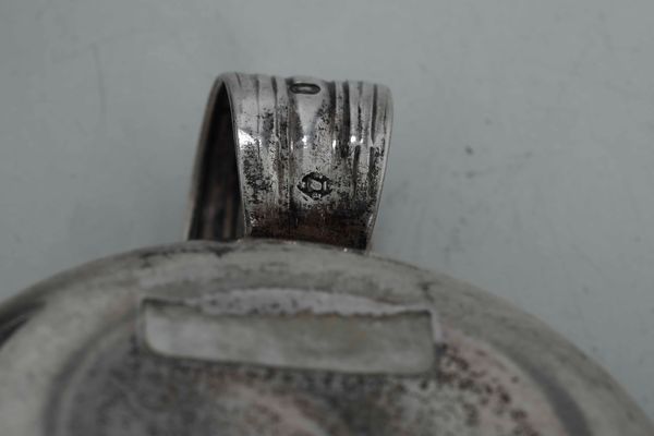 Quattro tastevin. Argento fuso e sbalzato. Manifatture diverse, XIX-XX secolo  - Asta Argenti - Associazione Nazionale - Case d'Asta italiane