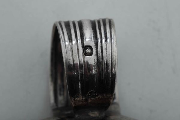 Quattro tastevin. Argento fuso e sbalzato. Manifatture diverse, XIX-XX secolo  - Asta Argenti - Associazione Nazionale - Case d'Asta italiane