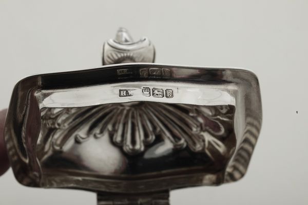 Scatola porta té, città di Sheffield 1902. Argentiere Henry Wilkinson  - Asta Argenti - Associazione Nazionale - Case d'Asta italiane