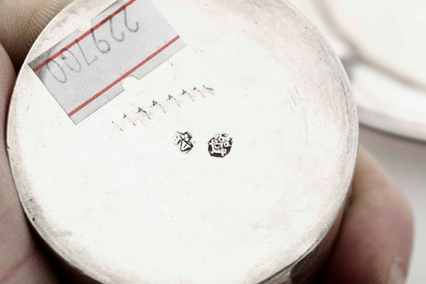 Calamaio in argento fuso, sbalzato e cesellato, Roma XVIII-XIX secolo. Contenitori argentiere Antonio II fumanti (1754-1804). Vassoio argentiere Francesco Sani (1800-1829)  - Asta Argenti - Associazione Nazionale - Case d'Asta italiane