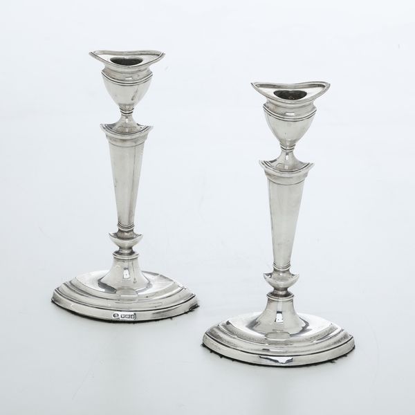 Coppia di candelieri. Città di Sheffiled 1907, argentiere John Round & Son Ltd  - Asta Argenti - Associazione Nazionale - Case d'Asta italiane