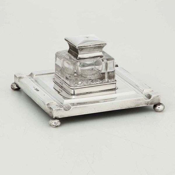 Calamaio. Argento fuso, sagomato e vetro molato. Londra 1904. Argentiere John Grinsell & sons  - Asta Argenti - Associazione Nazionale - Case d'Asta italiane