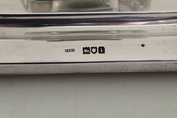 Calamaio. Argento fuso, sagomato e vetro molato. Londra 1904. Argentiere John Grinsell & sons  - Asta Argenti - Associazione Nazionale - Case d'Asta italiane