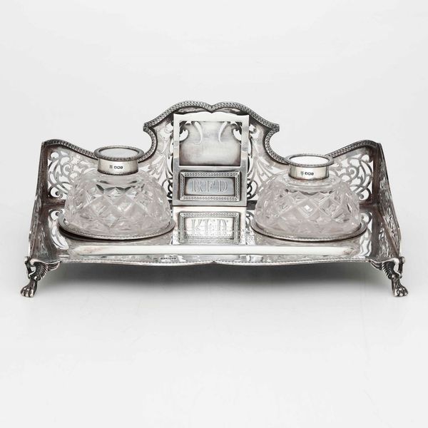 Calamaio. Argento fuso, sagomato, traforato e vetro molato. Marchi della città di Sheffield per l'anno 1936 e dell'argentiere Cooper brothers & sons  - Asta Argenti - Associazione Nazionale - Case d'Asta italiane