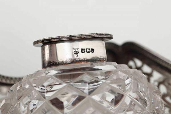 Calamaio. Argento fuso, sagomato, traforato e vetro molato. Marchi della città di Sheffield per l'anno 1936 e dell'argentiere Cooper brothers & sons  - Asta Argenti - Associazione Nazionale - Case d'Asta italiane