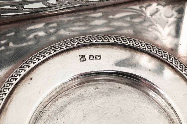 Calamaio. Argento fuso, sagomato, traforato e vetro molato. Marchi della città di Sheffield per l'anno 1936 e dell'argentiere Cooper brothers & sons  - Asta Argenti - Associazione Nazionale - Case d'Asta italiane