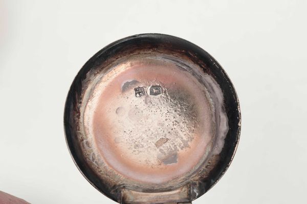 Calamaio. Argento fuso, sagomato, traforato e vetro molato. Marchi della città di Sheffield per l'anno 1936 e dell'argentiere Cooper brothers & sons  - Asta Argenti - Associazione Nazionale - Case d'Asta italiane