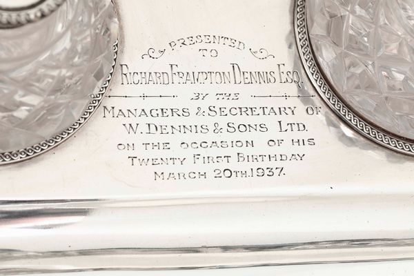 Calamaio. Argento fuso, sagomato, traforato e vetro molato. Marchi della città di Sheffield per l'anno 1936 e dell'argentiere Cooper brothers & sons  - Asta Argenti - Associazione Nazionale - Case d'Asta italiane